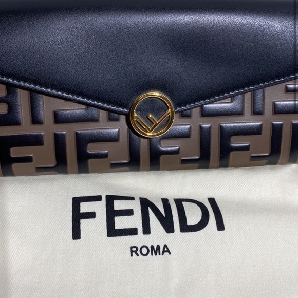 Fendi spring collection/ black wallet on chain - Picture 2 of 3